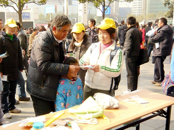 yl34511线路中心老员工志愿者为市民讲解服务