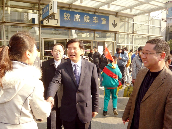 ylzz总站线路检测团委书记宋来陪同共青团上海市委副书记陈凯慰问yl34511线路中心志愿者