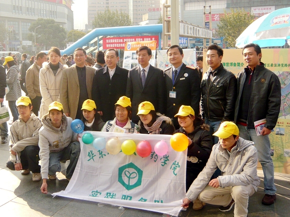 共青团各位领导与yl34511线路中心老员工志愿者合影